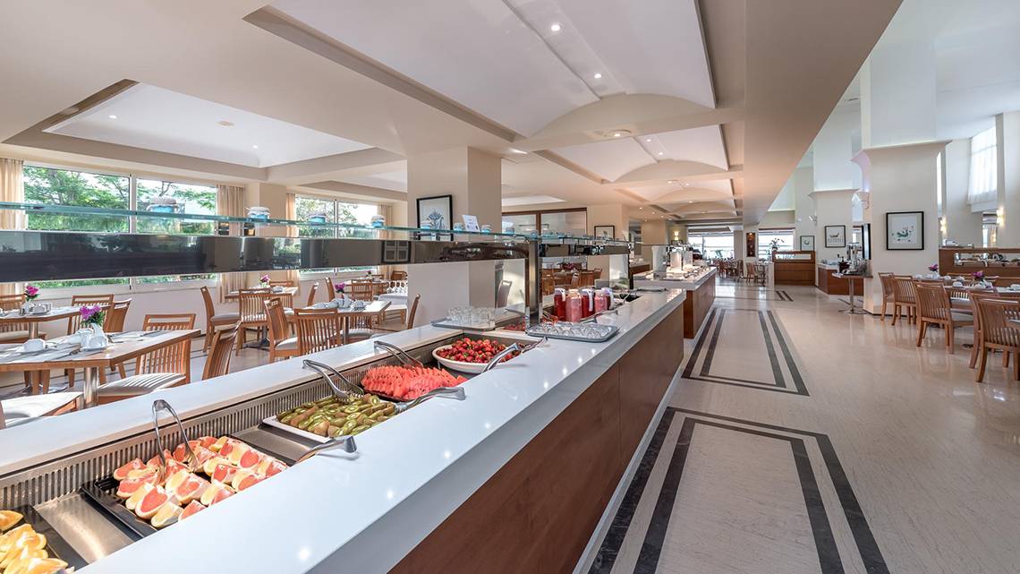 Fruehstuecksbuffet im Apollo Beach Hotel mit verschiedenen Speisen und gedeckten Tischen.