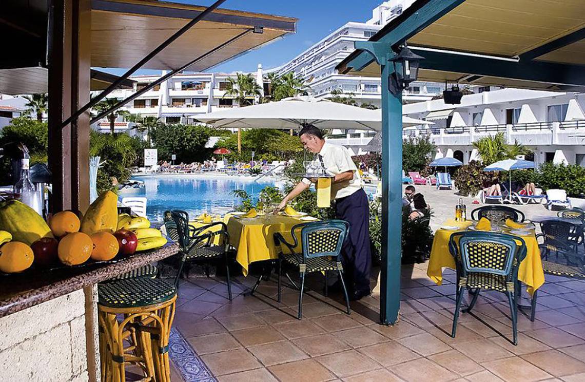 Terrasse des Hovima Panorama Hotels mit Blick auf den Pool und serviertem Tisch