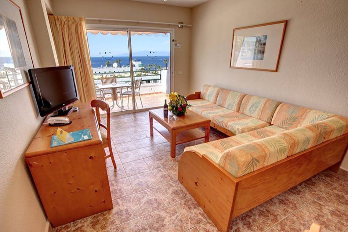 Wohnzimmer im Hovima Panorama Hotel mit Blick auf das Meer und Balkon.