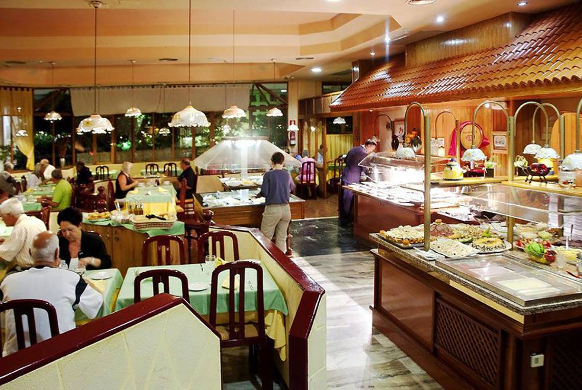 Innenansicht des Restaurants im Hovima Panorama Hotel mit Gästen an Tischen und Buffet.