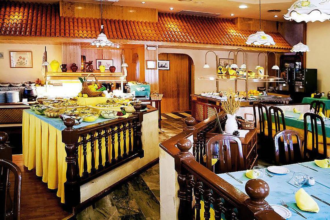 Speisesaal des Hovima Panorama Hotels mit Buffet und gedeckten Tischen.