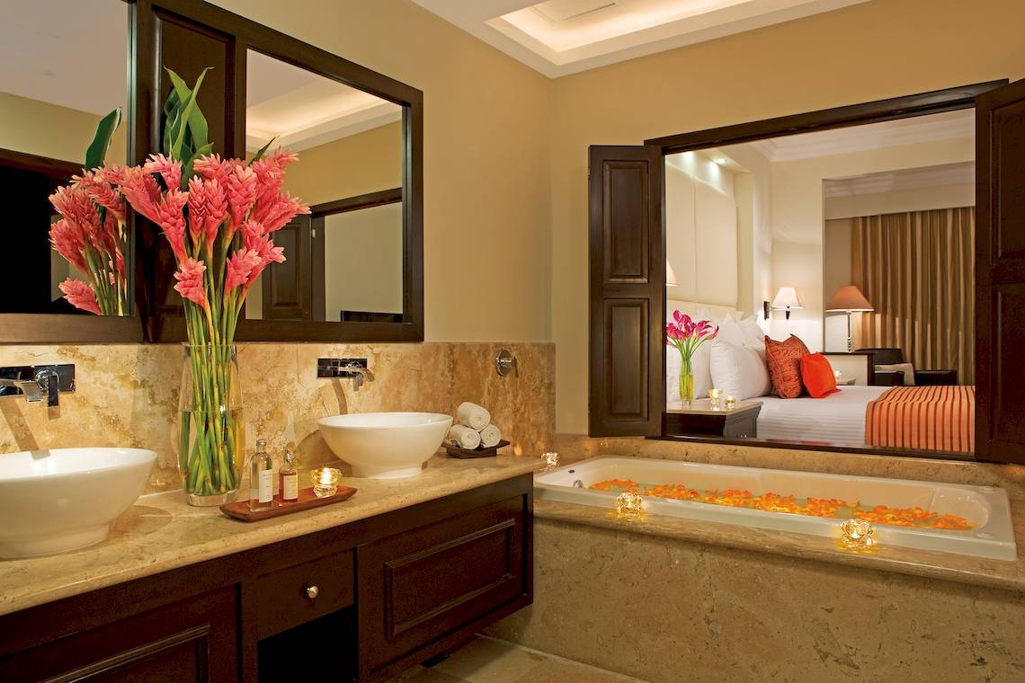 Badezimmer mit Doppelwaschbecken und Badewanne im Dreams Tulum Resort.