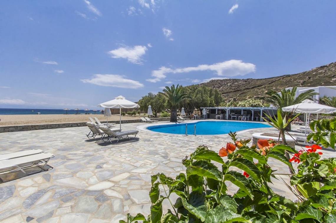 Außenpoolbereich des Sunrise Mykonos Hotels mit Loungestühlen und Sonnenschirmen