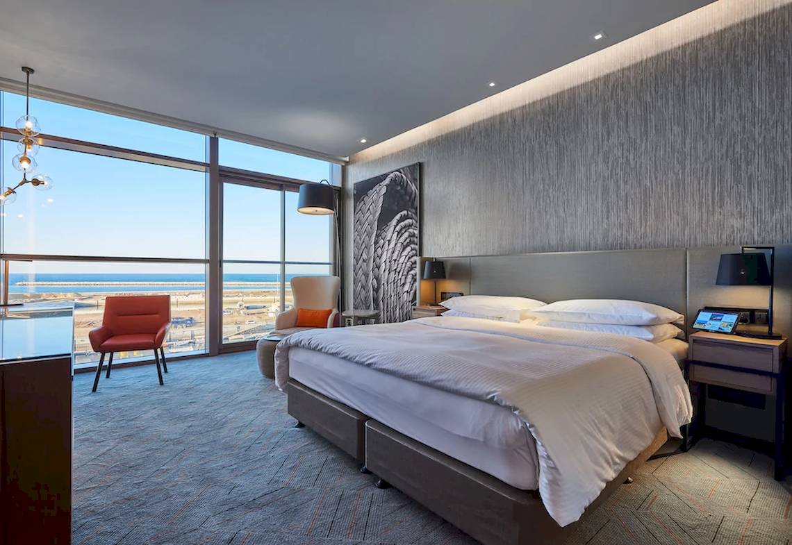 Innenansicht eines Hotelzimmers von Mysk Al Mouj mit Blick auf das Meer.