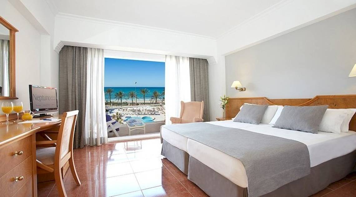 Doppelzimmer im Universal Hotel Neptuno mit Blick auf das Meer und den Strand.
