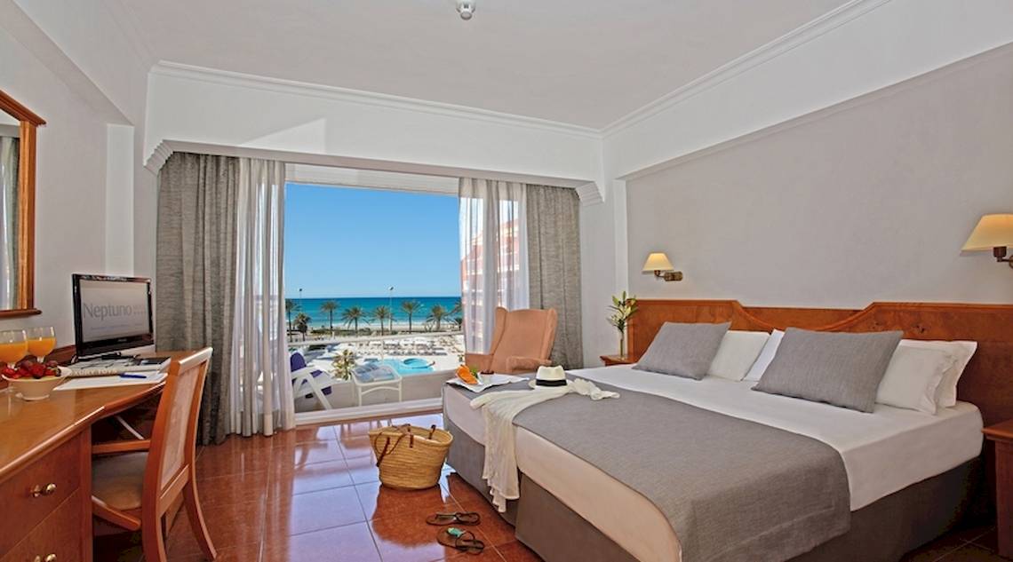 Doppelzimmer im Universal Hotel Neptuno mit Blick auf den Strand und das Meer