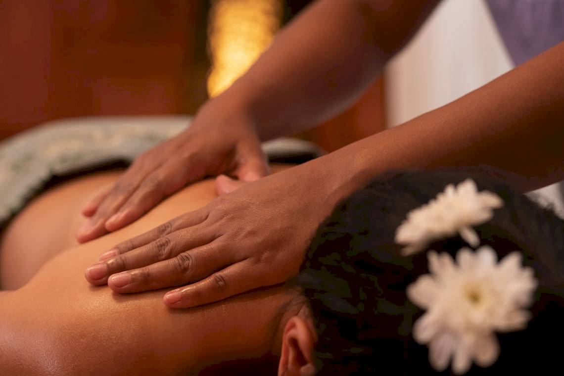 Eine Frau erhält eine Rückenmassage im Spa.
