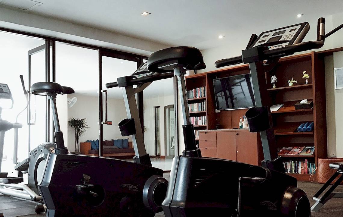 Fitnessgeräte im Dewa Phuket Resort & Villas Hotel.