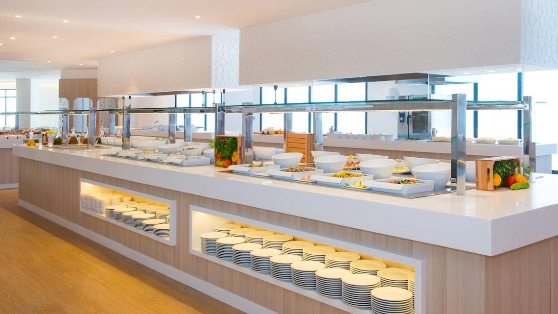 Buffetbereich im Iberostar Founty Beach Hotel mit vielen Speisen und Geschirr.