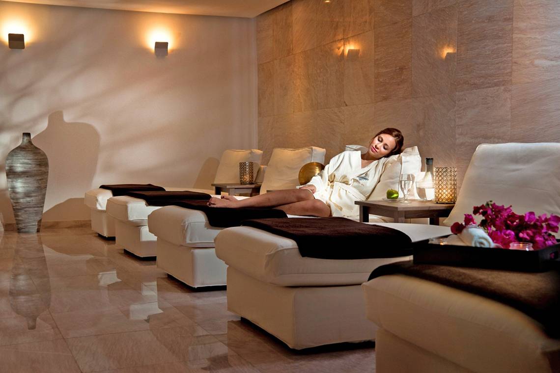 Spa-Lounge im Royal Apollonia Beach Hotel mit einer Frau im Bademantel