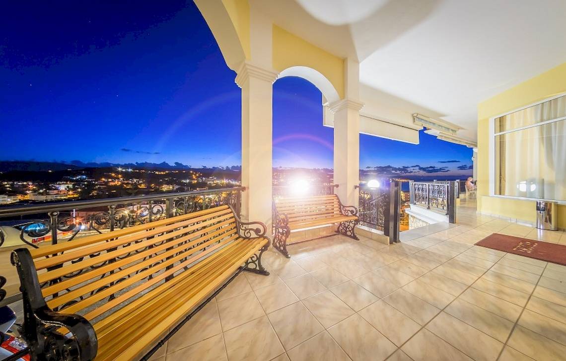 Abendterrasse im Zante Palace mit Blick auf die Stadtbeleuchtung.