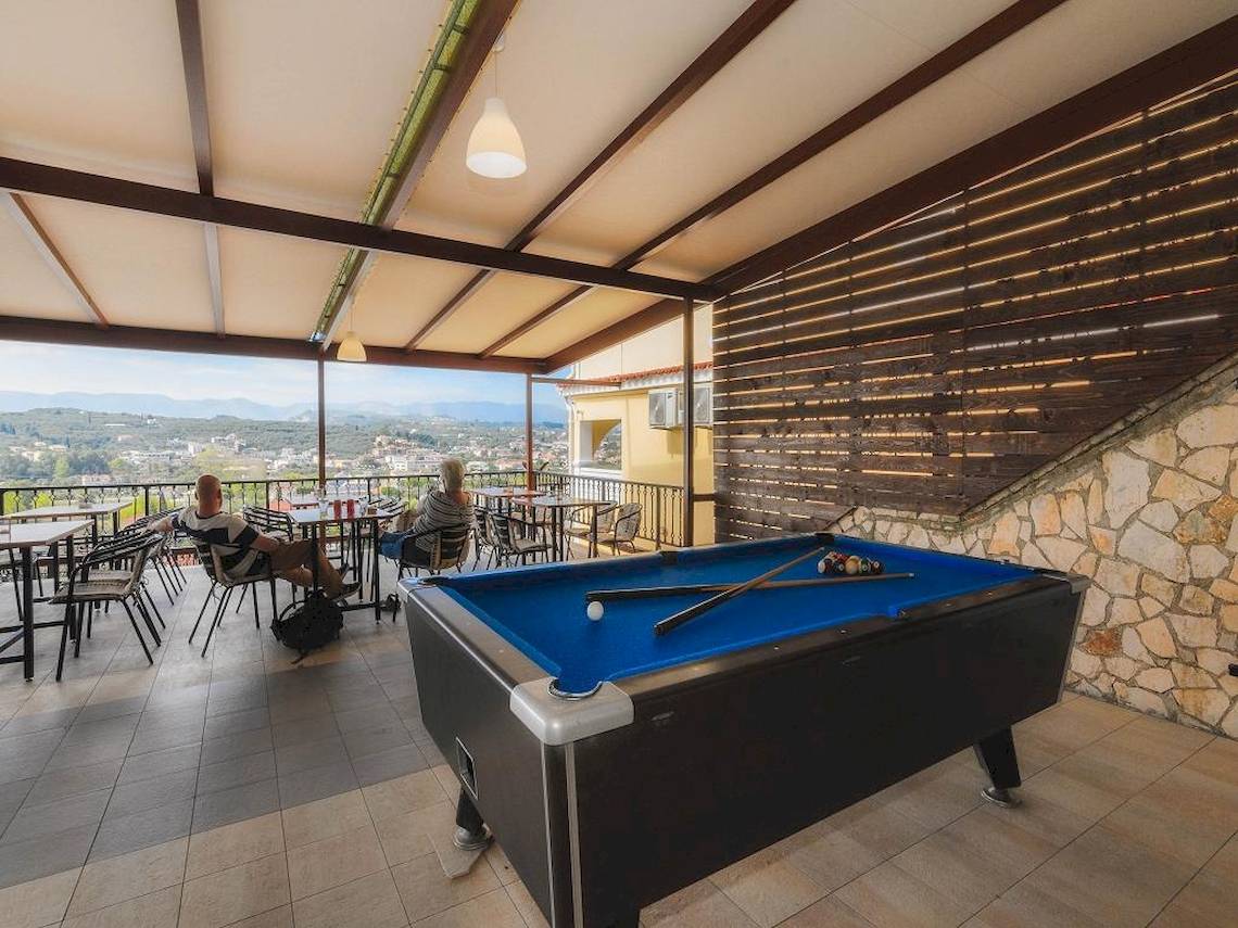 Terrasse mit Pooltisch im Zante Palace Hotel, Gäste sitzen an Tischen