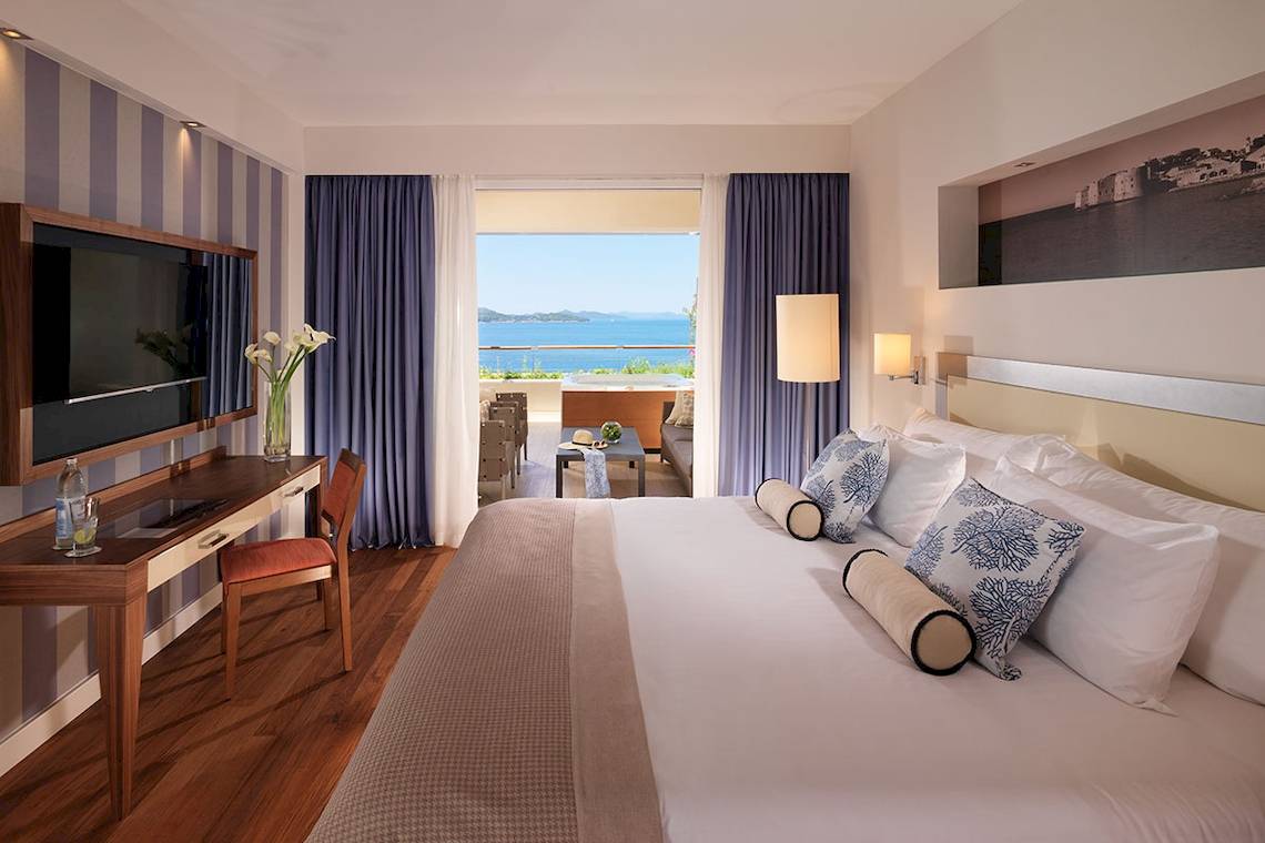 Doppelzimmer mit Meerblick im Dubrovnik President Valamar Collection Hotel mit einem großen Bett, Fernseher und Balkon