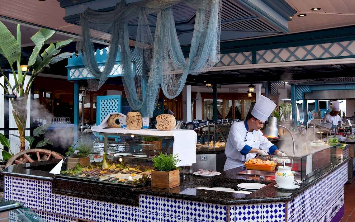 Buffetstation im Seaside Los Jameos Hotel mit einem Koch, der Speisen vorbereitet.