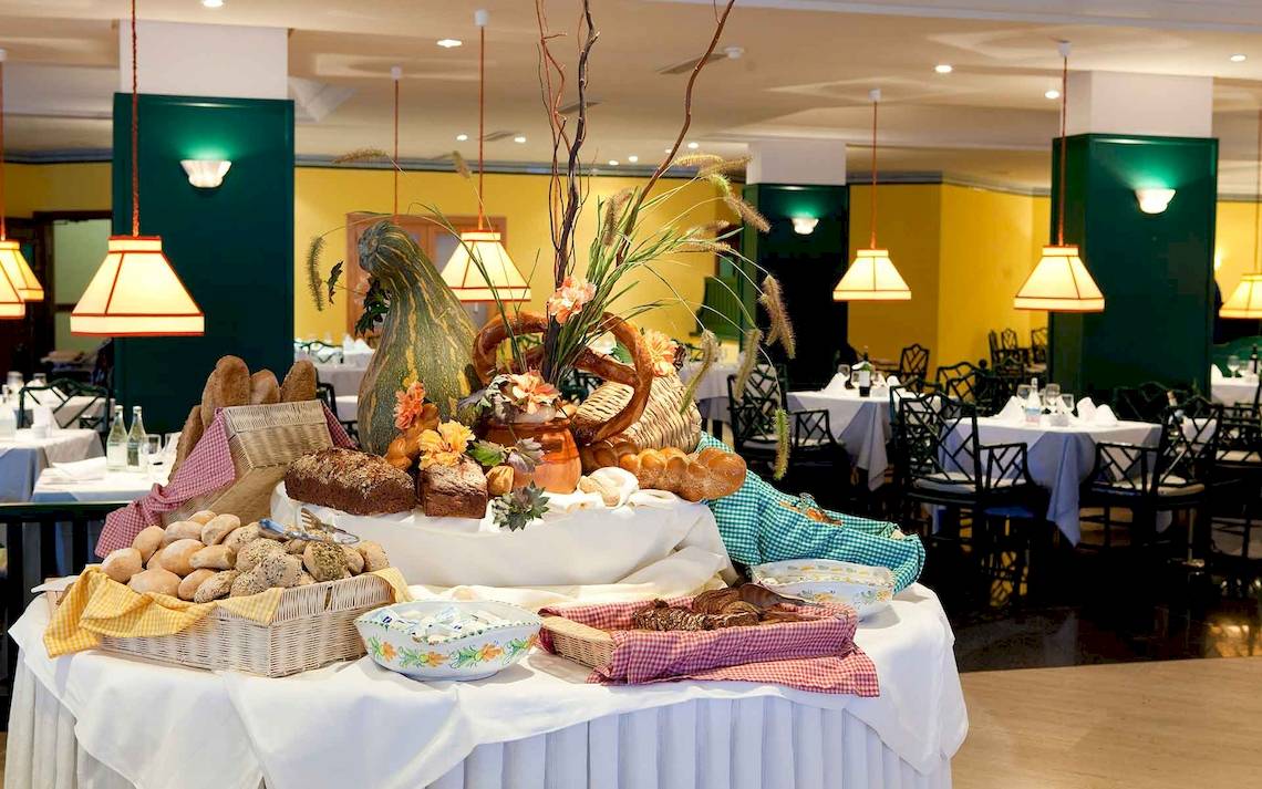 Frühstücksbuffet im Seaside Los Jameos Hotel mit Brot und Gebäck auf einem Tisch.