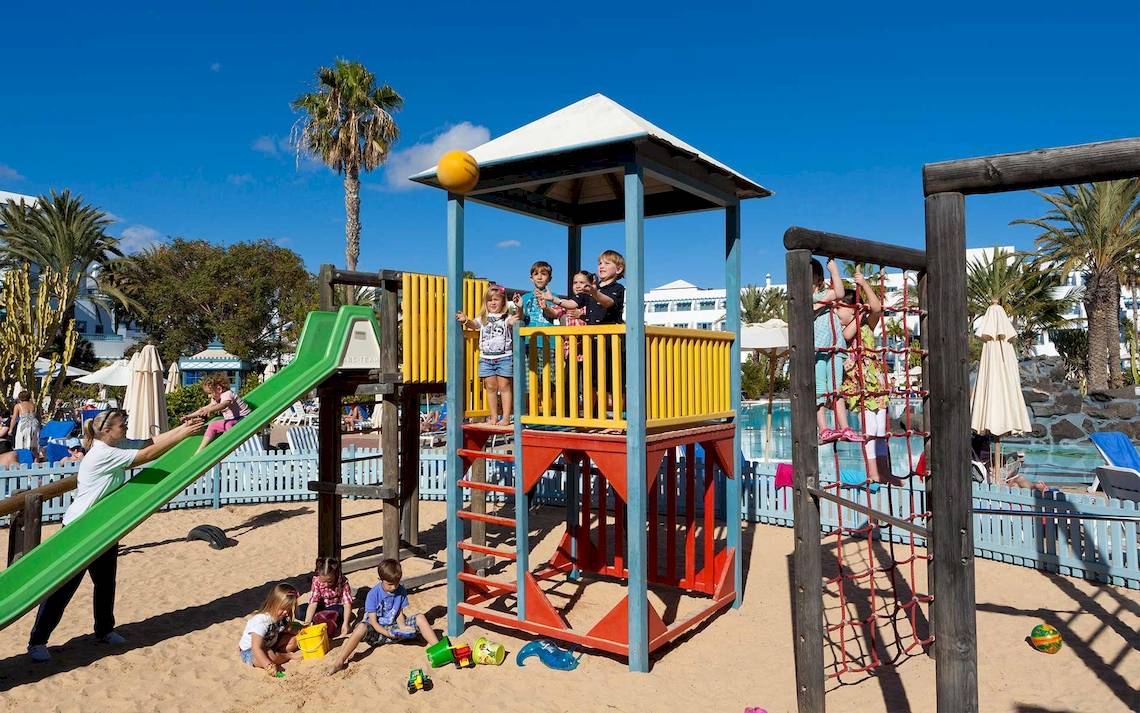 Kinderspielplatz am Strand des Seaside Los Jameos Hotels mit Rutsche und Klettergerüst