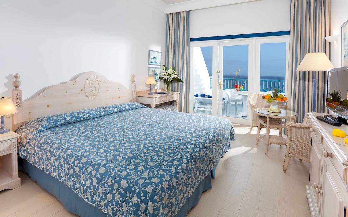 Hotelzimmer im Seaside Los Jameos mit Blick auf das Meer und eine Terrasse.