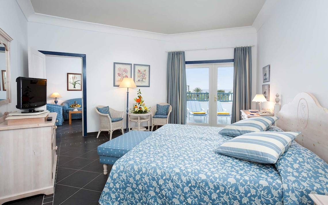 Doppelzimmer im Seaside Los Jameos Hotel mit Balkon und Meerblick.