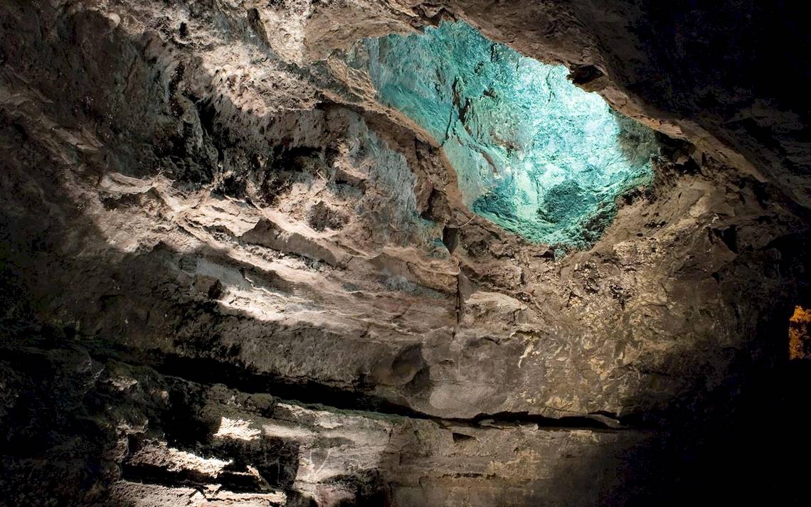 Meerhöhle im Seaside Los Jameos Hotel mit blauem Wasser und steinerner Decke