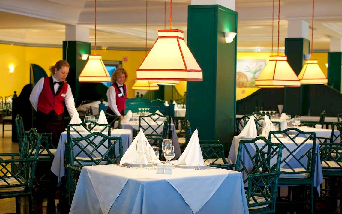 Innenansicht des Restaurants im Seaside Los Jameos Hotel mit gedeckten Tischen und freundlichem Personal.