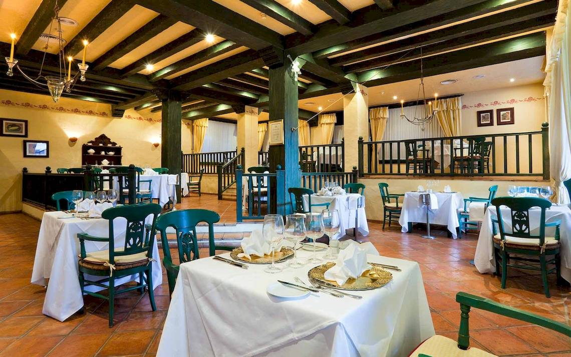Innenansicht des Restaurants im Seaside Los Jameos Hotel mit gedeckten Tischen und Stühlen.