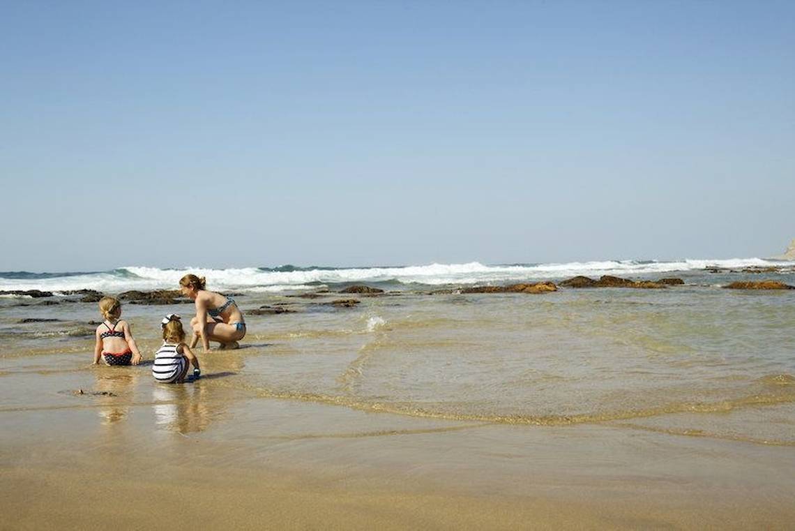 Eine Frau und zwei Kinder am Strand des Kalimera Kritis Hotel & Village Resort