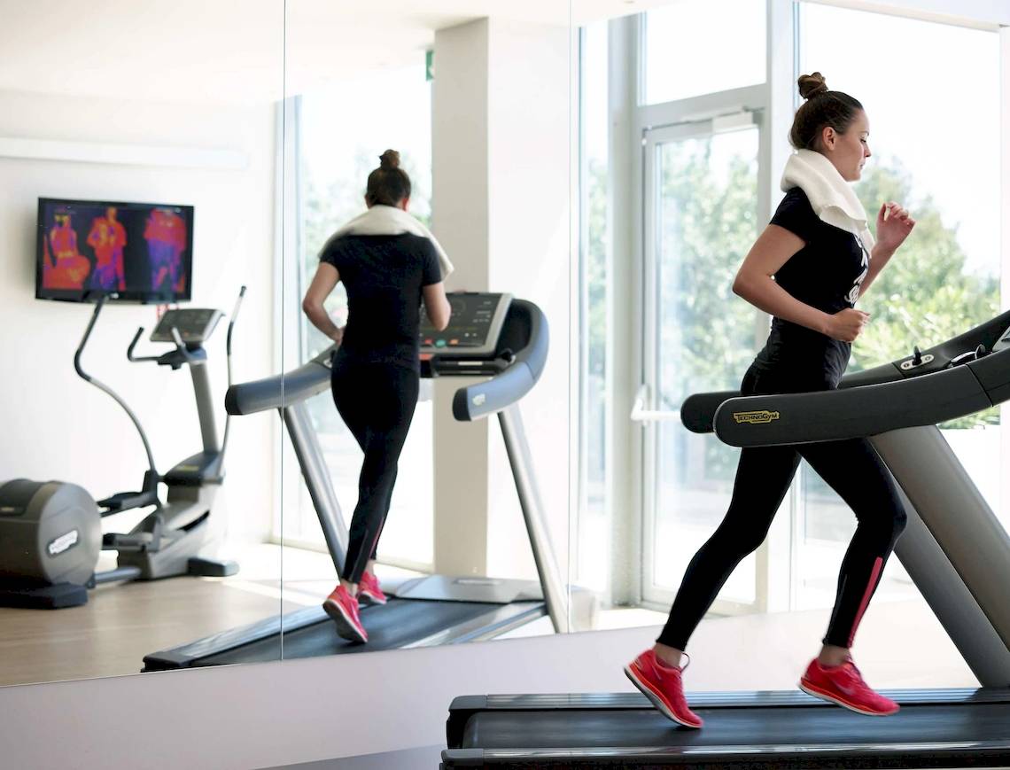 Zwei Frauen laufen auf einem Laufband im Fitnessstudio des Radisson Blu Resort Split.