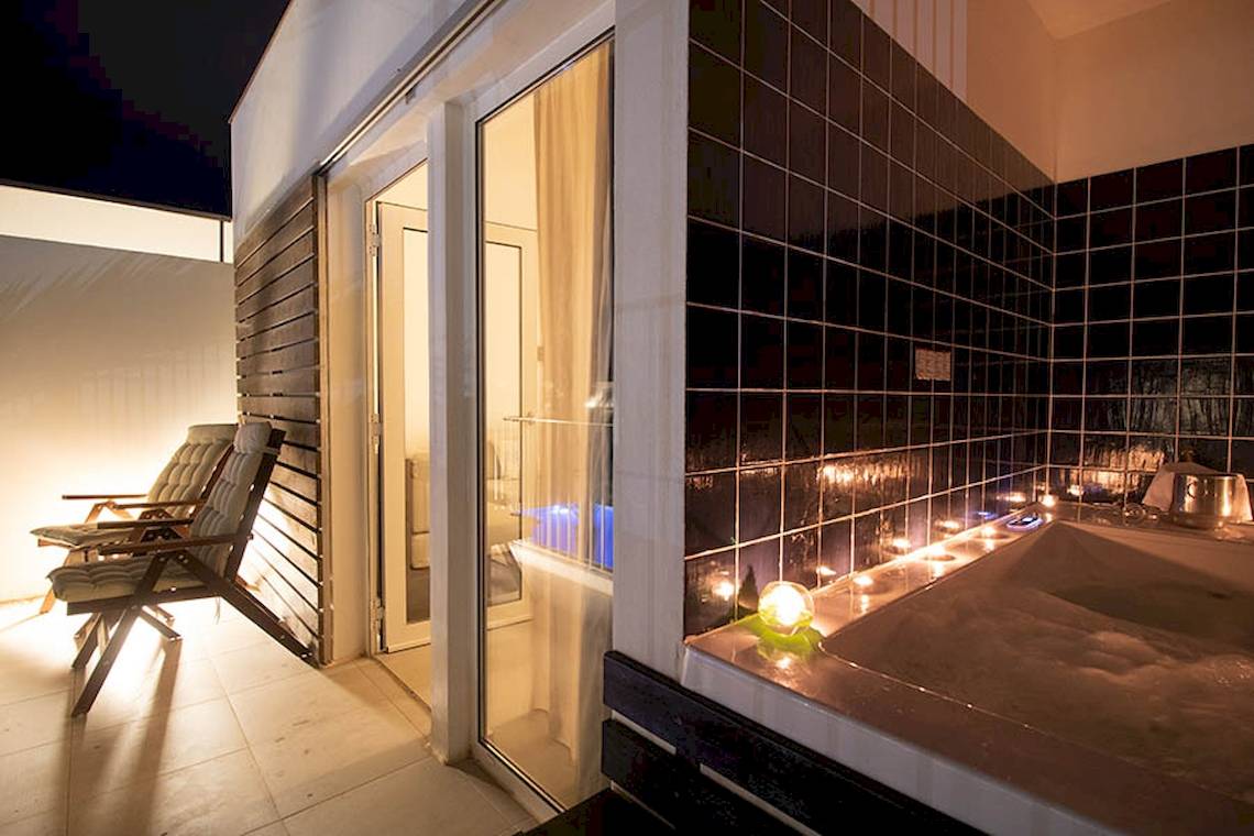 Terrasse des Dunas De Sal Hotels mit Whirlpool und Lounge-Stuhl im Freien