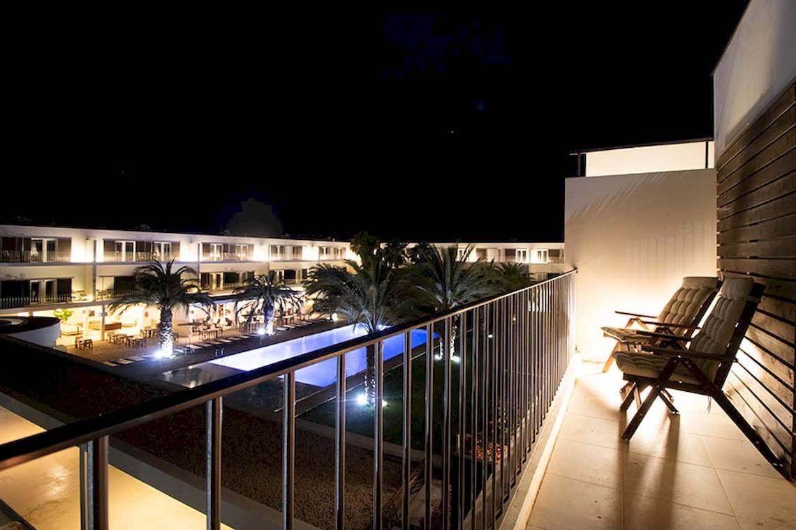 Nachtansicht der Terrasse im Dunas De Sal Hotel mit Swimmingpool und Loungestühlen