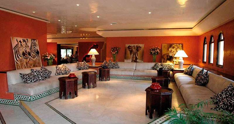 Lobby des Royal Decameron Issil Resorts mit großen Sofas, Tischlampen und Wanddekorationen.