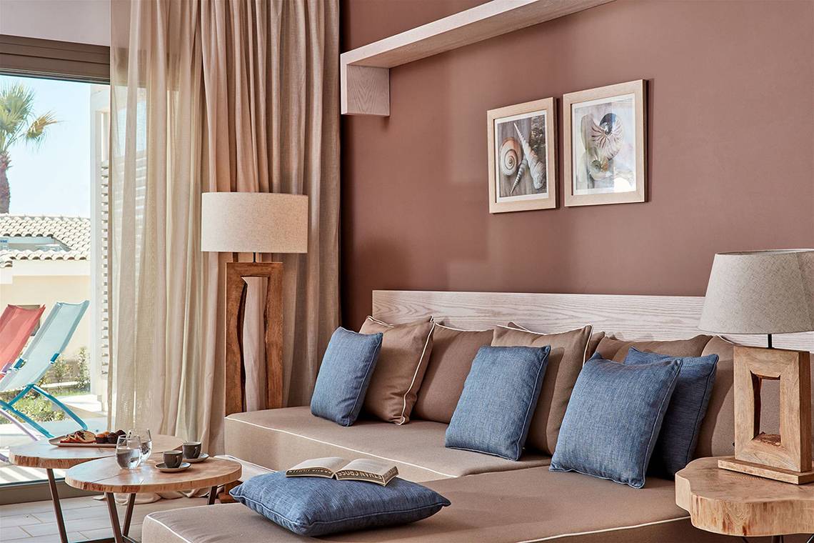 Lounge-Bereich des Mare Ayia Napa Hotels mit Sofa, Beistelltischen und Lampen.