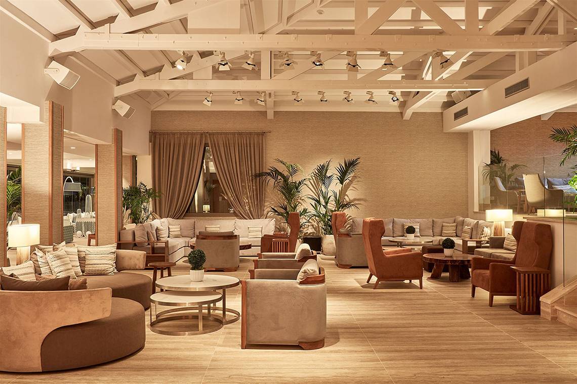 Innenansicht des Mare Ayia Napa Hotels mit vielen Sofas, Tischen, Lampen und Pflanzen.