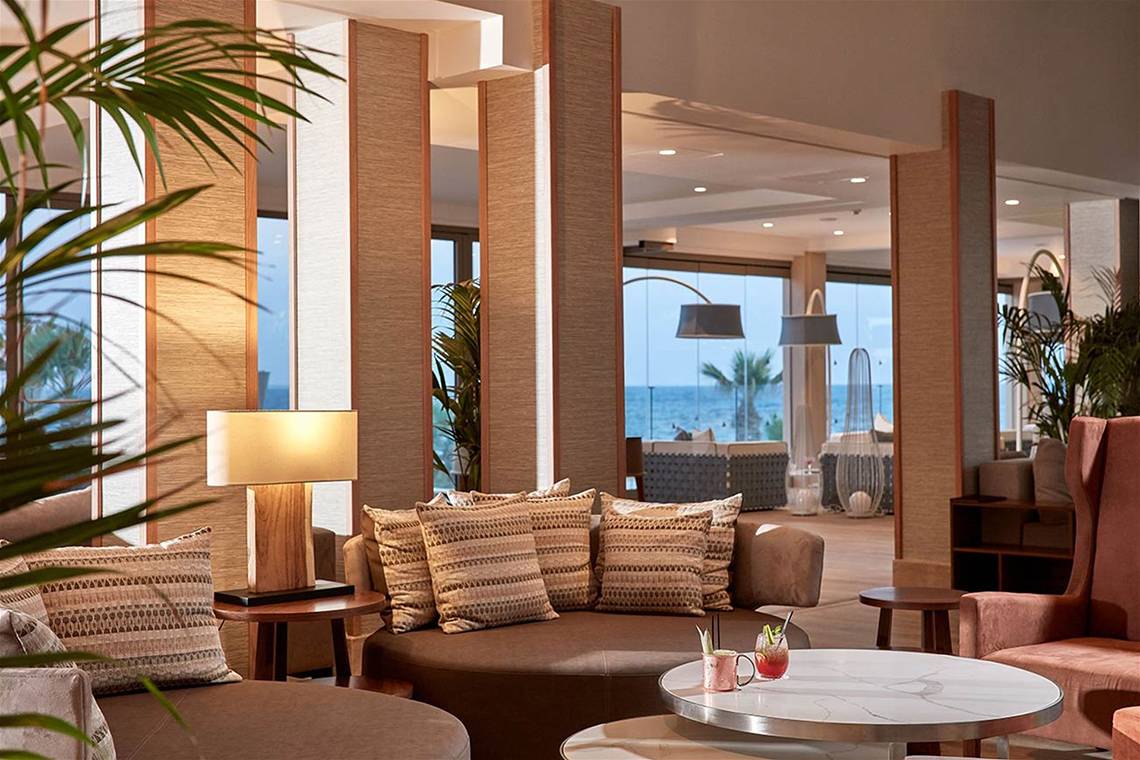 Hotellobby des Mare Ayia Napa mit Blick auf den Ozean und modernen Möbeln.