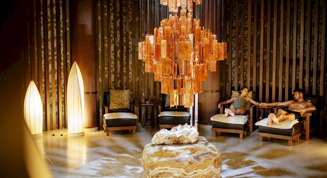 Lounge-Bereich im Barcelo Bavaro Beach Hotel mit Personen, die auf Sesseln sitzen.