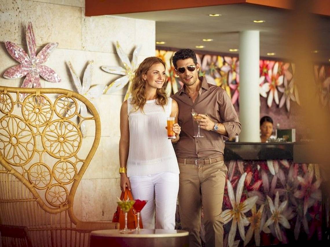 Paar im Barcelo Bavaro Beach Hotel mit Cocktails in der Hand