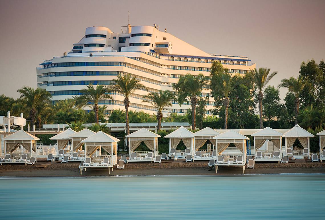 Außenbereich des Titanic Deluxe Lara Hotels mit Strand und Loungebereichen