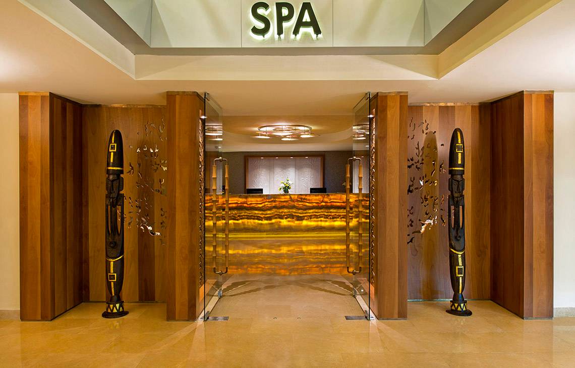 Spa-Eingang des Titanic Deluxe Lara Hotels mit leuchtender SPA-Beschilderung.