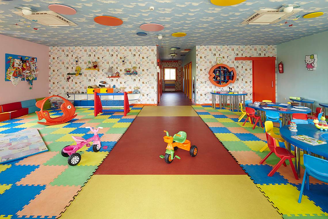 Kinderzimmer im Titanic Deluxe Lara Hotel mit bunten Teppichen, Spielzeug und Möbeln.