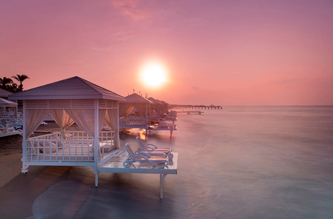 Strand mit Sonnenuntergang im Hotel Titanic Deluxe Lara