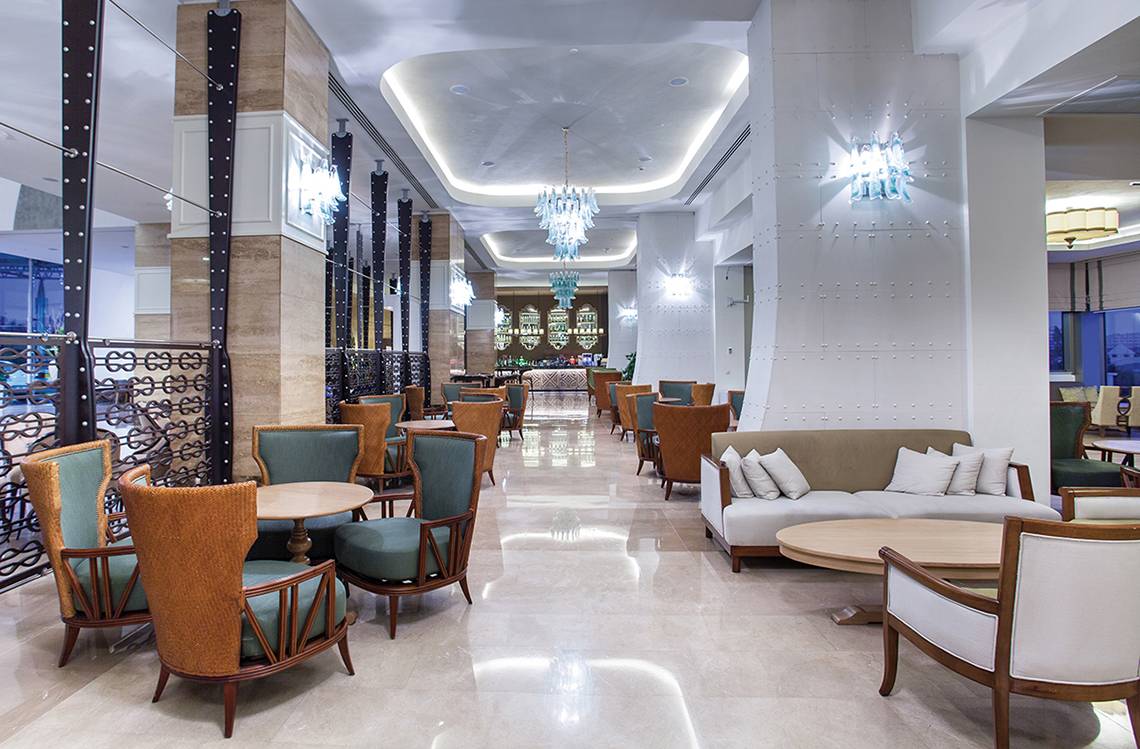 Hotellounge mit Sofas, Tischen und kunstvollen Kronleuchtern.