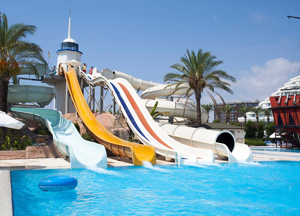 Wasserrutschen im Titanic Deluxe Lara Hotel mit mehreren Rutschen und Besuchern