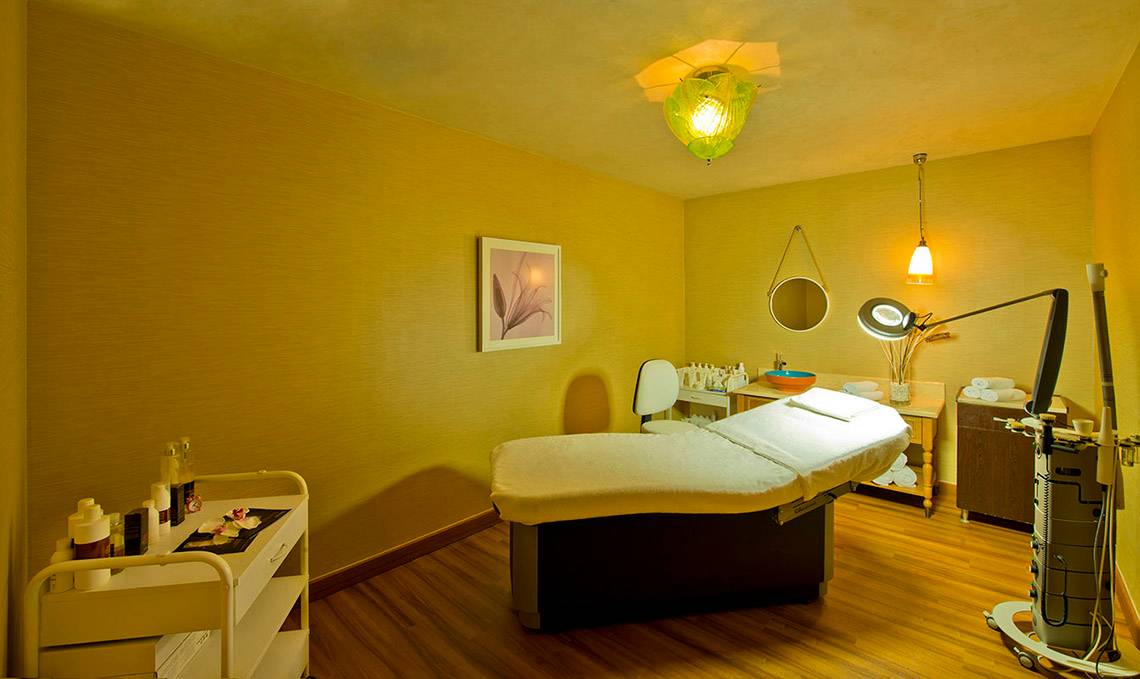 Behandlungsraum im Titanic Deluxe Lara Hotel mit Therapieliege und medizinischen Geräten.