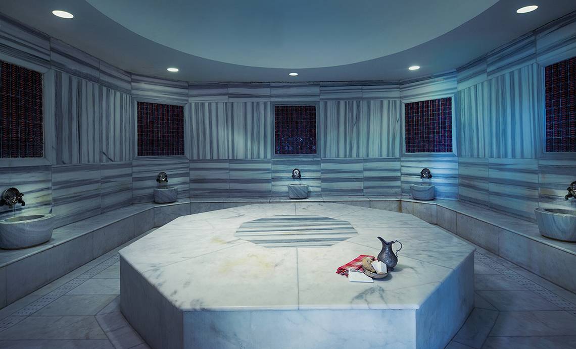 Dampfbad im Titanic Deluxe Lara Hotel mit Marmorwänden und Sitzbänken.
