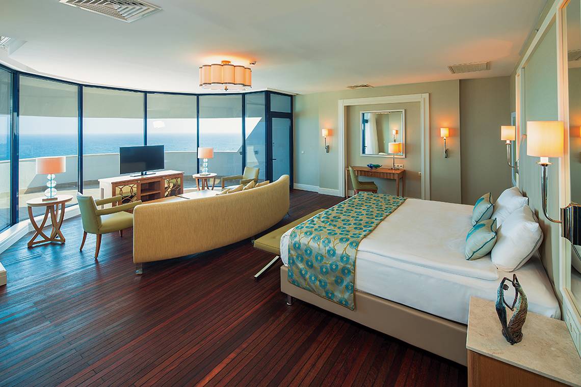 Suite-Zimmer im Titanic Deluxe Lara mit Meerblick und modernen Möbeln.