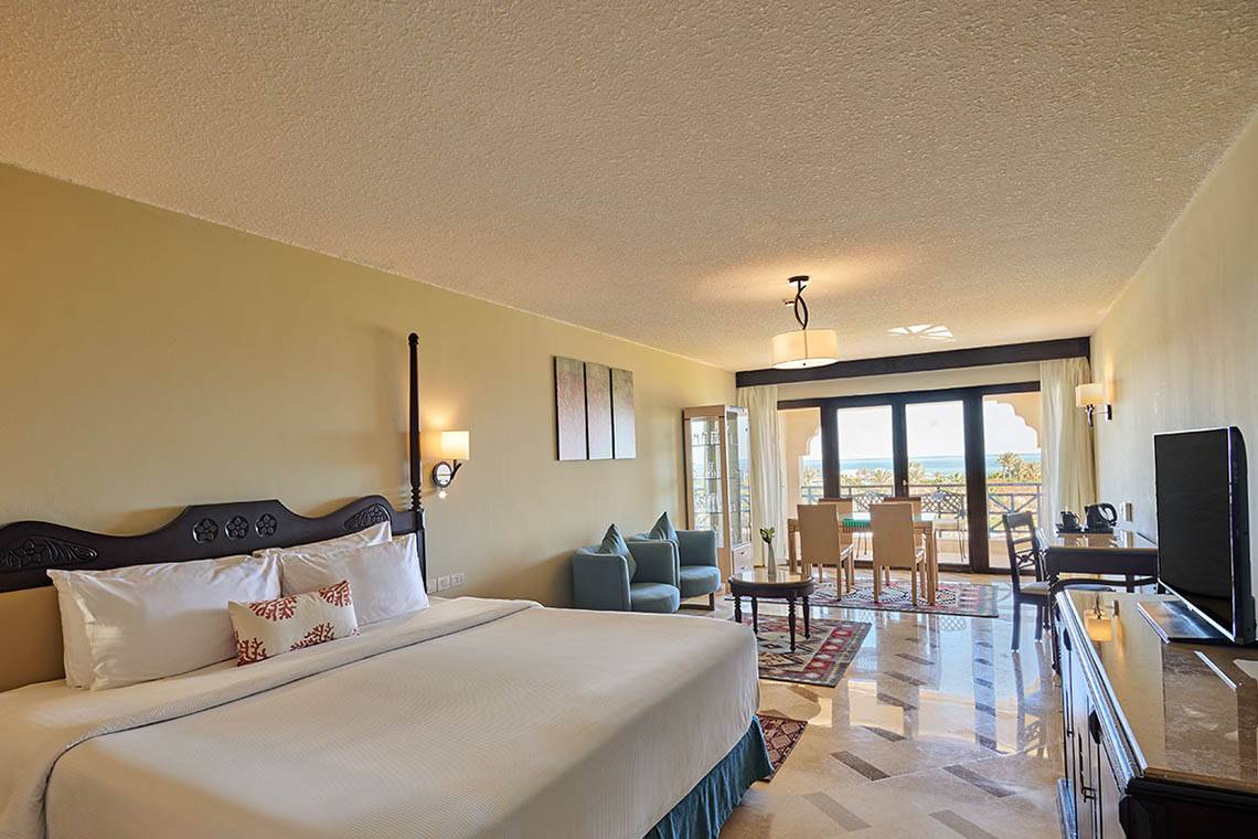 Hotelzimmer im Steigenberger ALDAU Beach mit einem Bett und Blick auf das Meer.