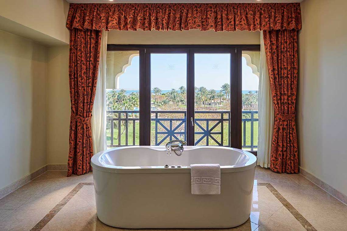 Badezimmer mit Meerblick im Steigenberger ALDAU Beach Hotel, mit Badewanne und großen Fenstern.