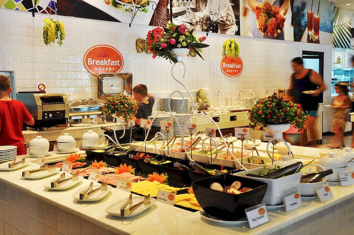 Frühstücksbuffet im Sunwing Kamala Beach Hotel mit verschiedenen Gerichten und Gästen.