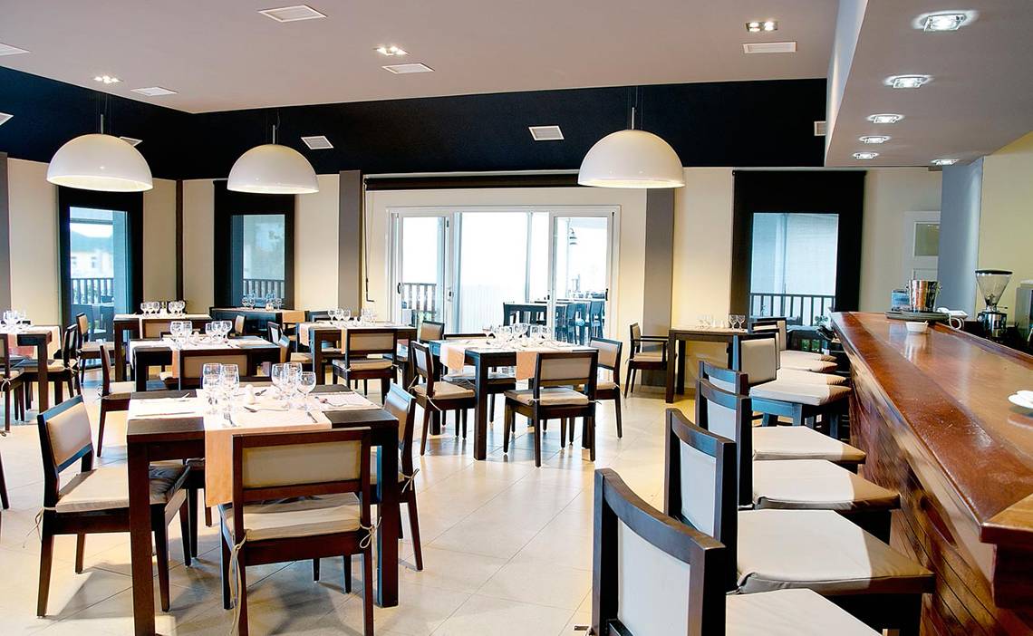 Innenansicht des Restaurants im Valentin Varadero El Patriarca Hotel mit geräumigen Tischen und Stühlen.