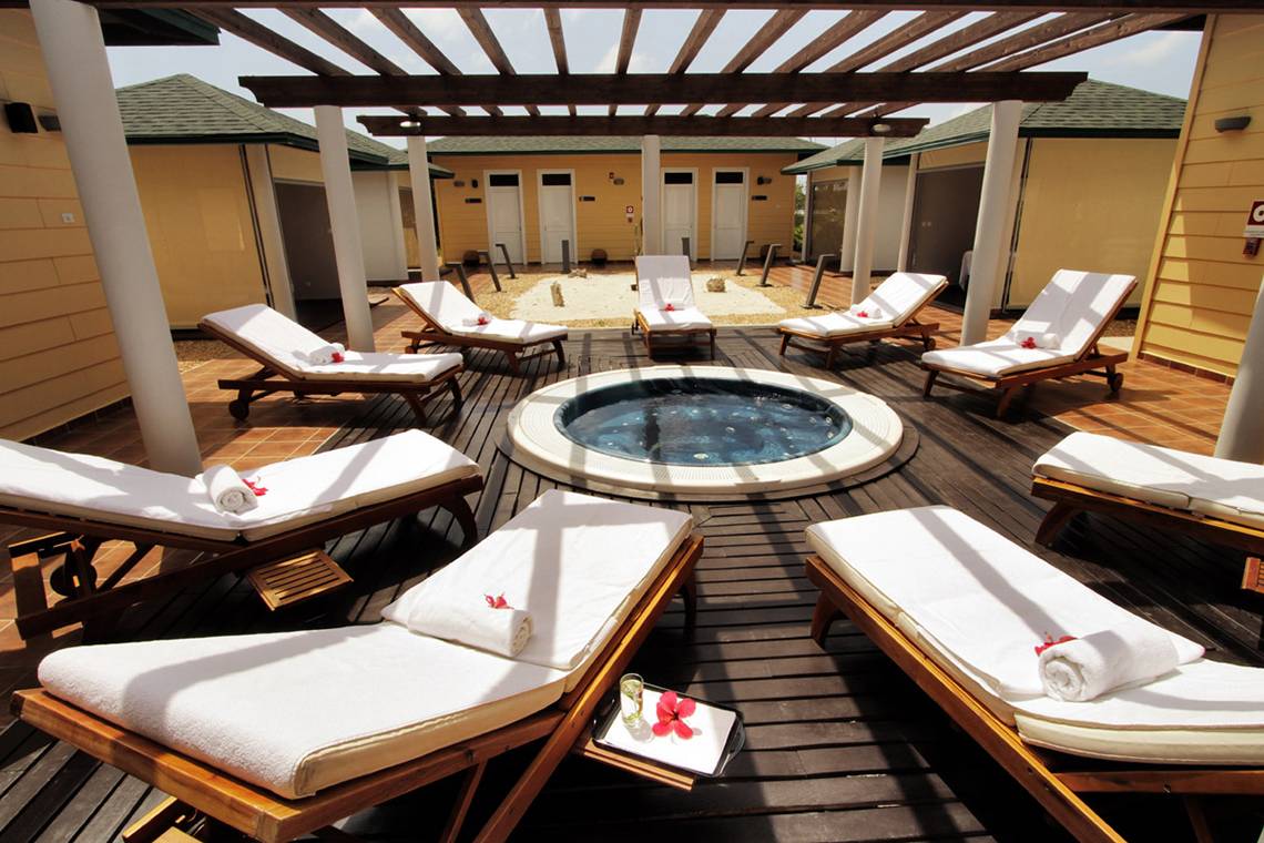 Holzliegen und Whirlpool auf Terrasse im Hotel Valentin Varadero El Patriarca
