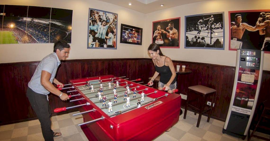 Ein Mann und eine Frau spielen Tischfußball im Grand Palladium Bavaro Suites Resort & Spa.